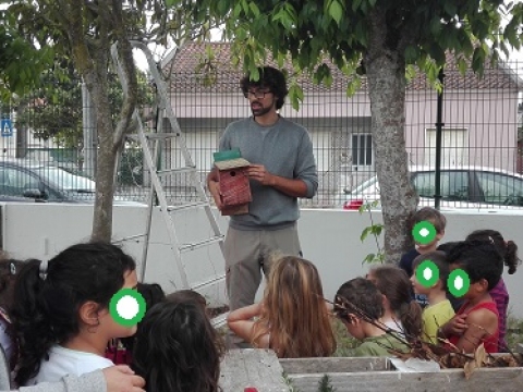 Instalação na nossa nespereira de uma casa/abrigo para atrair chapins para controlar algumas pragas, nomeadamente,  a 